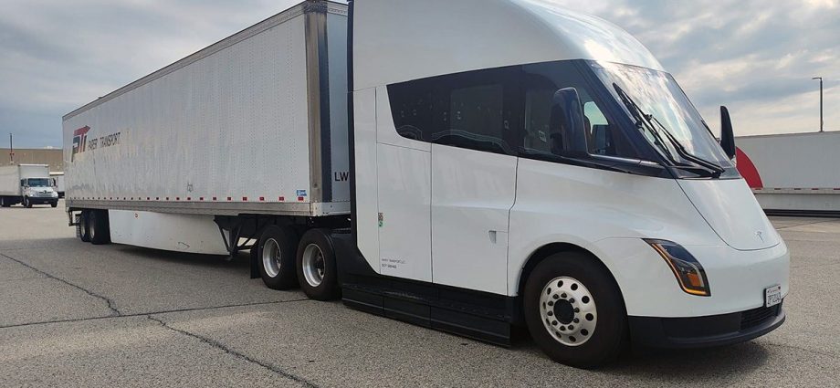 wisconsin-based-carrier-is-the-latest-to-begin-a-tesla-semi-pilot