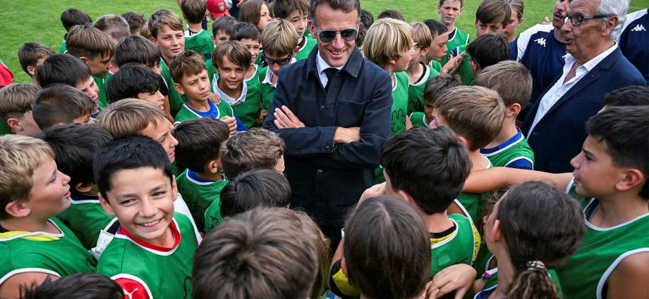 france-becomes-first-eu-country-to-officially-ban-social-media-for-children