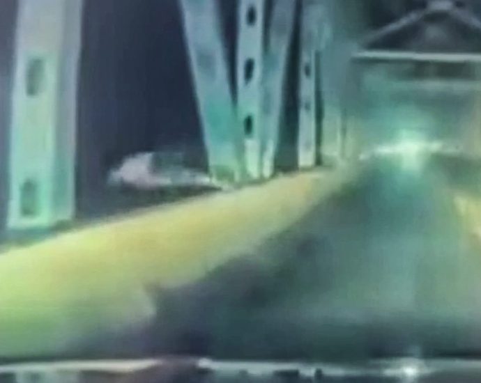 driver-fleeing-police-dives-headfirst-off-missouri-bridge-in-getaway-attempt