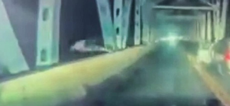 driver-fleeing-police-dives-headfirst-off-missouri-bridge-in-getaway-attempt