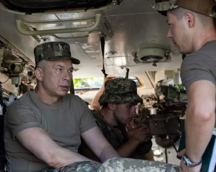 ukraine’s-dismissed-army-chief-departs-with-claim:-he’s-handing-his-successor-army-on-offensive,-with-700-km²-liberated-this-year
