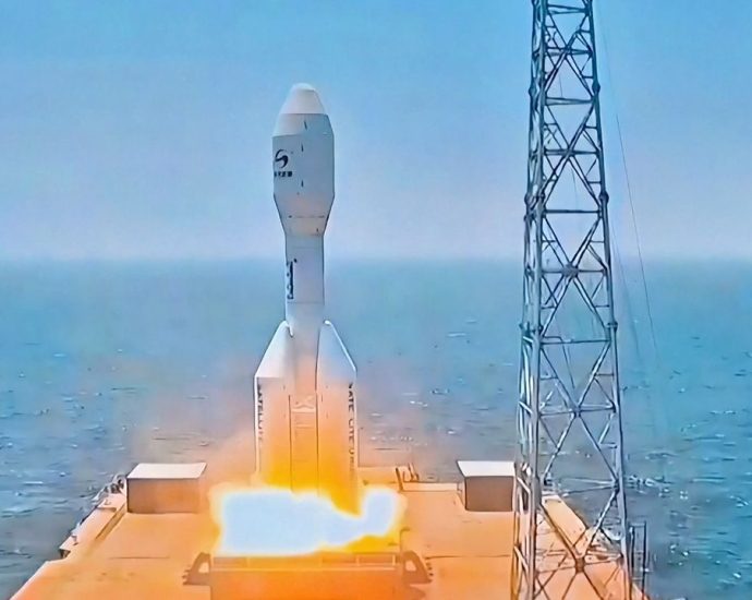 China’s record-breaking Gravity-1 rocket launches 9 satellites from a ship at sea (video)