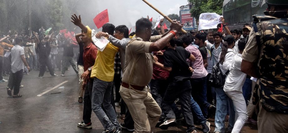 indian-police-accused-of-using-pellet-guns-in-crackdown-on-india’s-protests