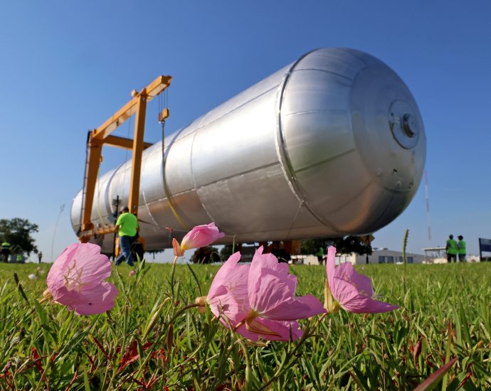 crews-move-artemis-iv liquid-hydrogen-tank