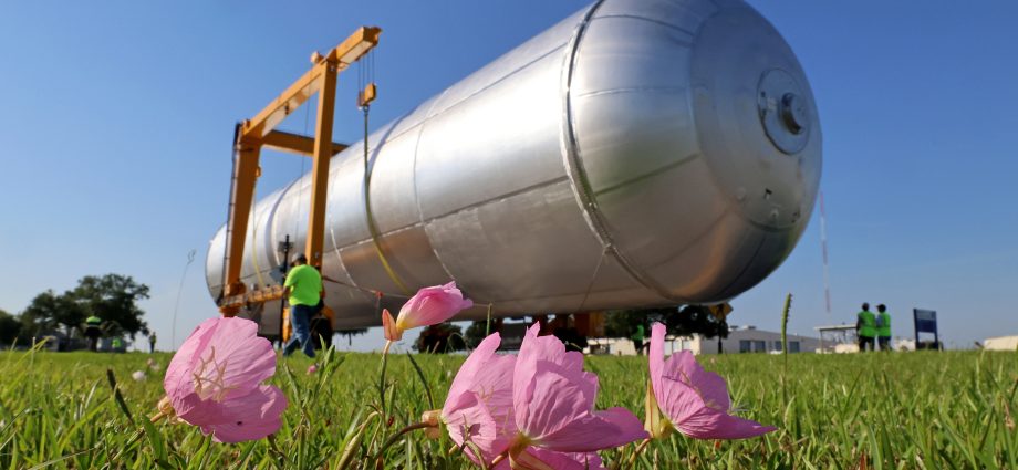 crews-move-artemis-iv liquid-hydrogen-tank