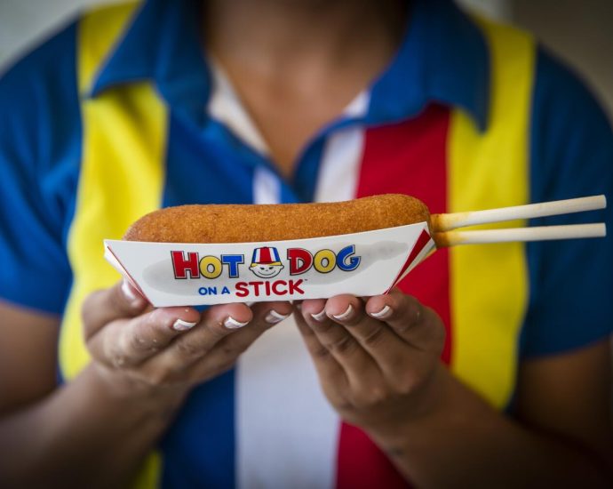 hot-dog-on-a-stick-comeback-roadmap:-new-owner,-rapid-expansion-and-lobster—on-a-stick