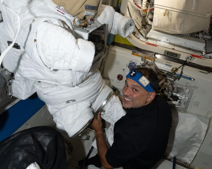 science-and-spacesuit-work-before-crew-changes-commanders