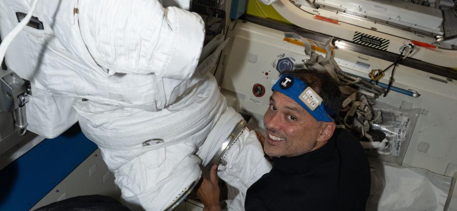science-and-spacesuit-work-before-crew-changes-commanders