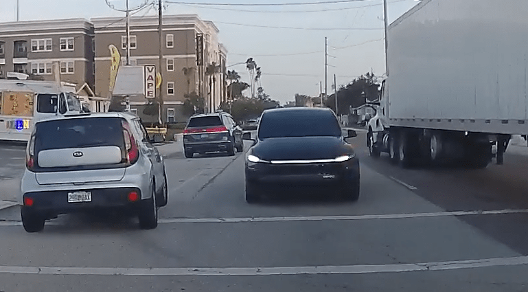 tesla-robotaxi-goes-wrong-way-down-one-way-street-day-after-tampa-launch