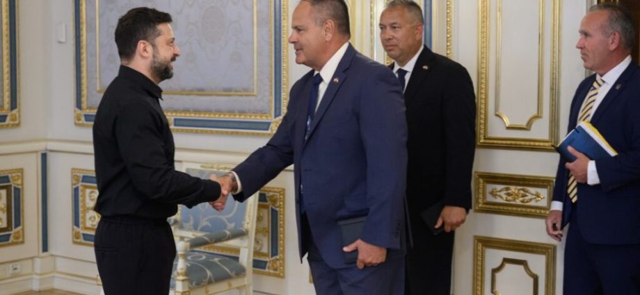 zelenskyy-meets-team-from-raytheon,-us-company-that-builds-patriots,-and-says-ukraine-is-now-negotiating-joint-interceptor-production