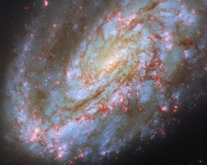 hubble-spies-one-sided-spiral