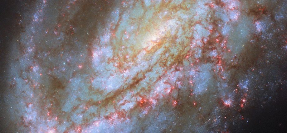 hubble-spies-one-sided-spiral