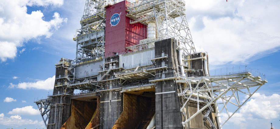 nasa-to-support-blue-origin-new-glenn-rocket-testing,-advance-artemis