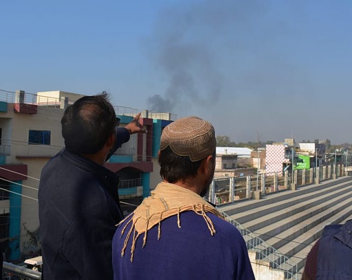 suicide-bomber-kills-15-at-security-checkpoint-in-northwest-pakistan