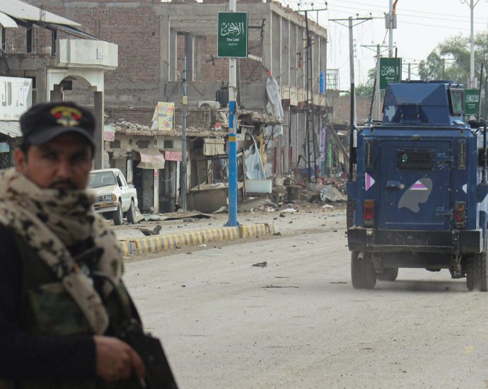 car-bomb-attack-kills-27-in-northwest-pakistan