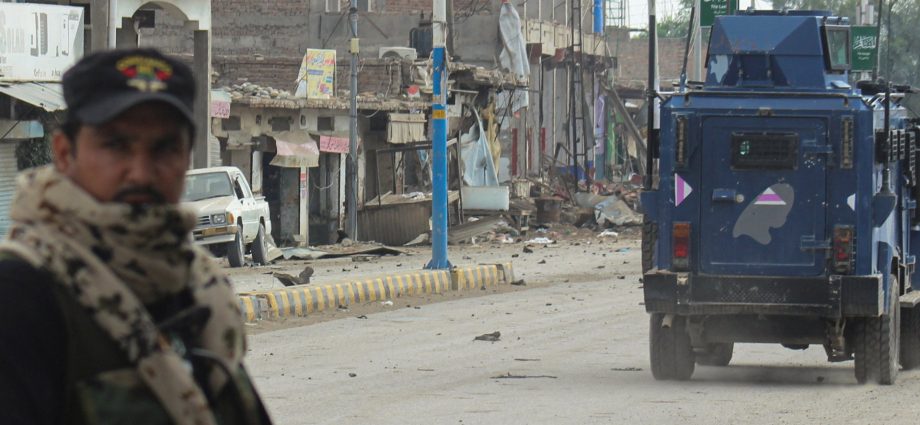 car-bomb-attack-kills-27-in-northwest-pakistan