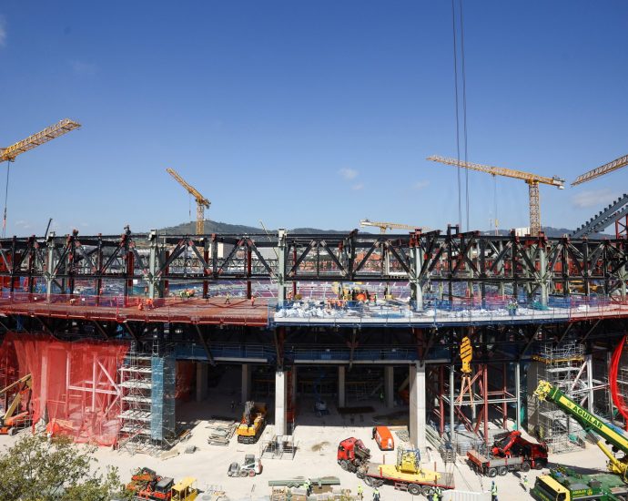 worker-dies-during-reconstruction-of-barcelona’s-camp-nou-stadium