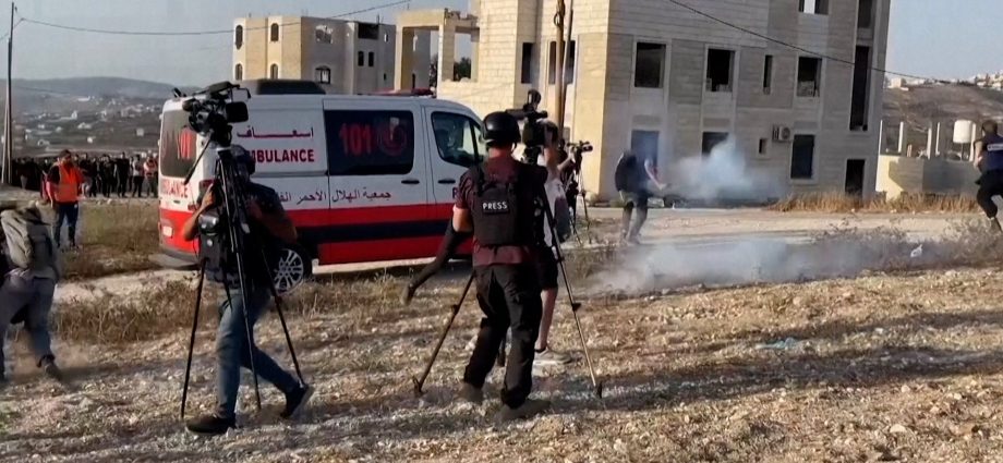 israeli-forces-tear-gas-journalists-reporting-nablus-shootout
