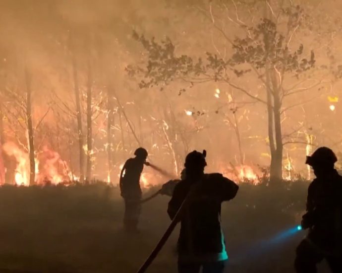 hundreds-of-thousands-race-to-escape-wildfires-in-france-and-spain