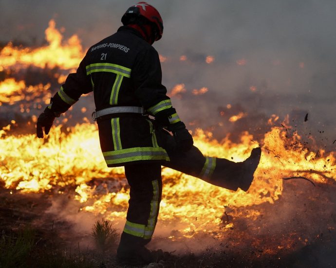 france-mobilizes-military,-shortens-tour-de-france-finale-amid-wildfire-crisis