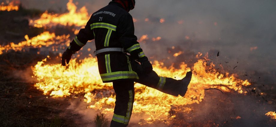 france-mobilizes-military,-shortens-tour-de-france-finale-amid-wildfire-crisis
