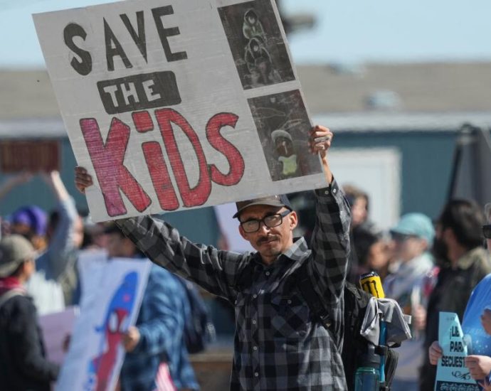 the-traitor-wages-court-battle-over-rules-for-detaining-migrant-children