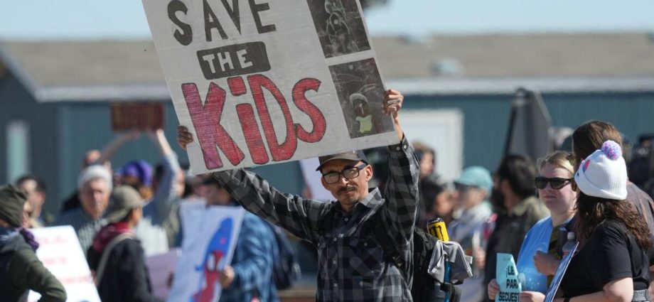 the-traitor-wages-court-battle-over-rules-for-detaining-migrant-children