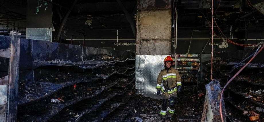 russia-and-ukraine-trade-attacks,-killing-10,-including-child-in-chernihiv