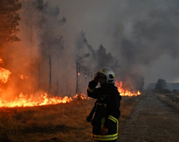 firefighters-battle-to-contain-wildfires-still-burning-near-bordeaux