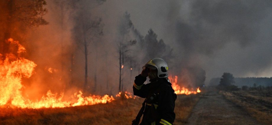 firefighters-battle-to-contain-wildfires-still-burning-near-bordeaux