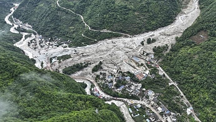 10-killed-and-nearly-two-dozen-injured-after-flash-floods-hit-tourist-site-in-northwestern-china