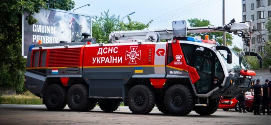 look-at-this-huge-airport-fire-truck-that-ukraine’s-emergency-service-just-received-from-luxembourg