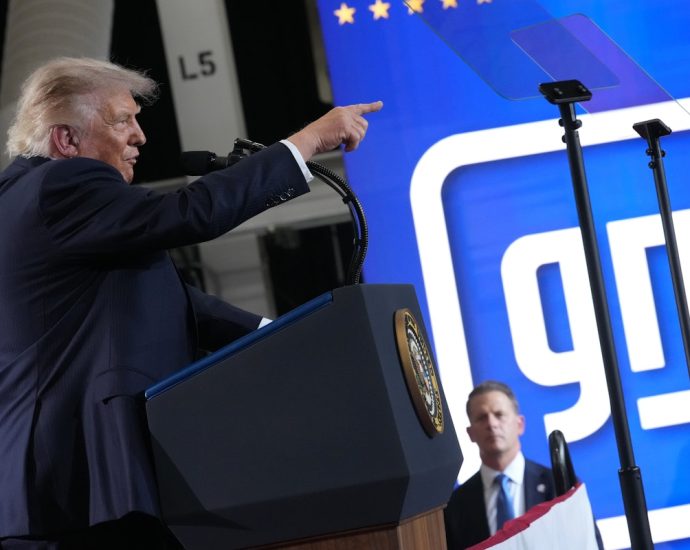 the-traitor-flips-out-at-protester-calling-him-“pedophile-protector”