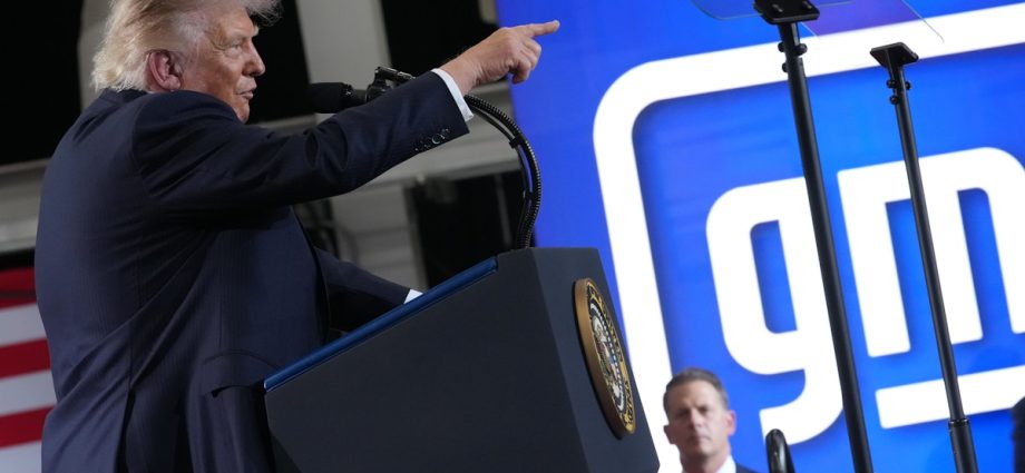 the-traitor-flips-out-at-protester-calling-him-“pedophile-protector”