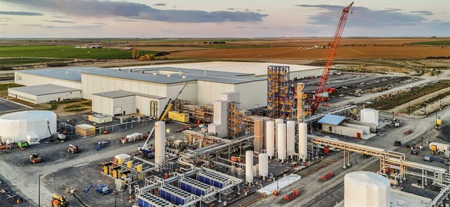sila-raises-$300-million-to-expand-its-moses-lake-silicon-anode-plant