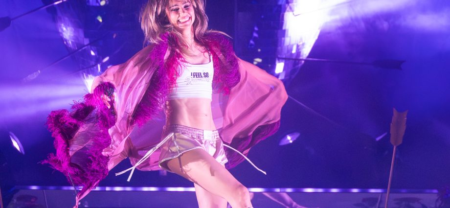 suki-waterhouse-brings-her-‘loveland’-tour-to-life-at-hollywood-forever-cemetery