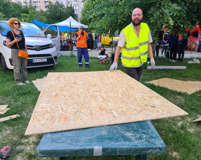 ukraine’s-‘volunteer-army’-helps-rebuild-what-russia-destroys