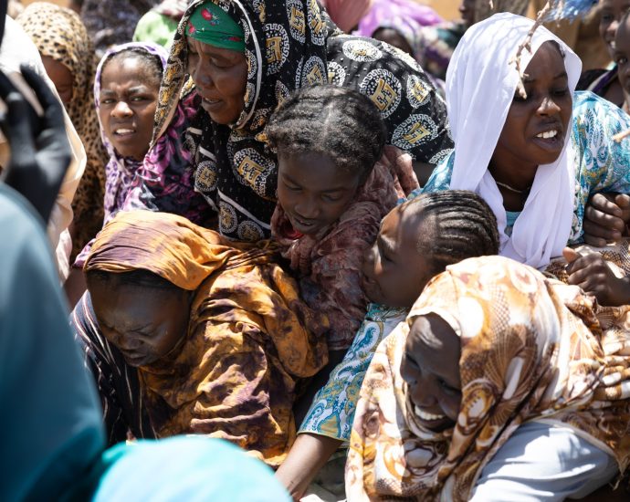after-fleeing-sudan’s-war,-refugees-battle-thirst-in-chad’s-camps