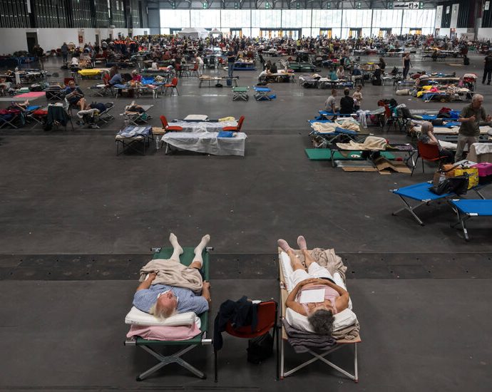 flames-advance-on-bordeaux,-where-evacuees-balance-dread-and-hope
