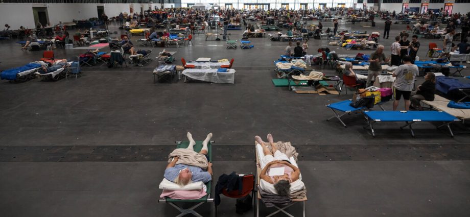 flames-advance-on-bordeaux,-where-evacuees-balance-dread-and-hope