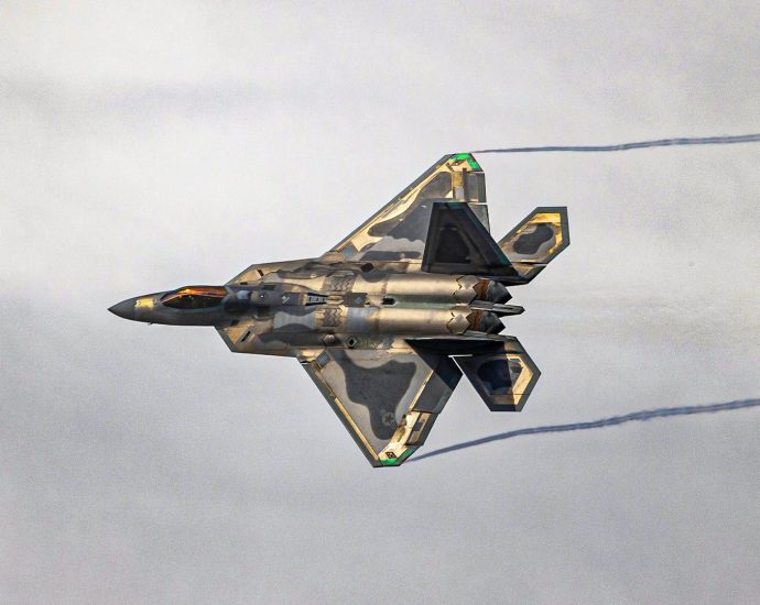 just-how-fuel-hungry-is-the-f-22-raptor-in-supercruise?