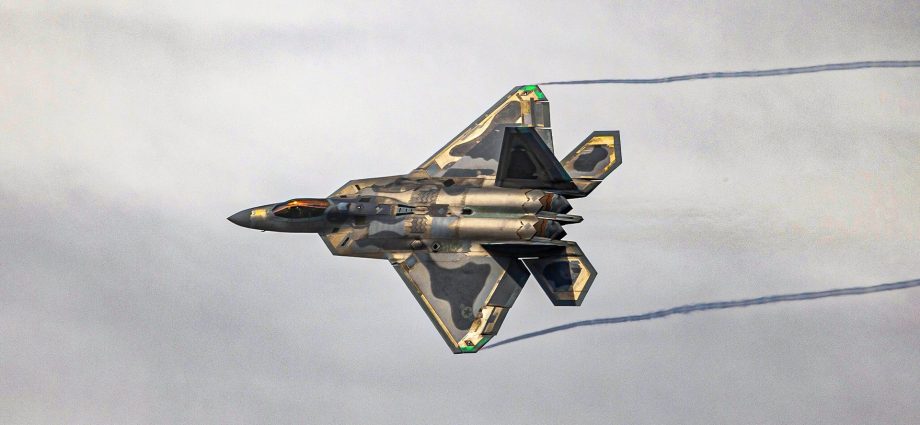 just-how-fuel-hungry-is-the-f-22-raptor-in-supercruise?