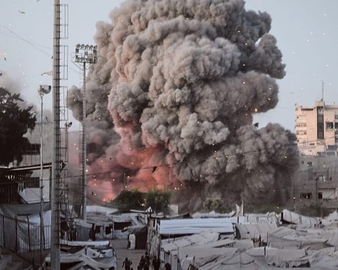 gaza-residents-flee-before-israeli-strike-hits-mosque-area