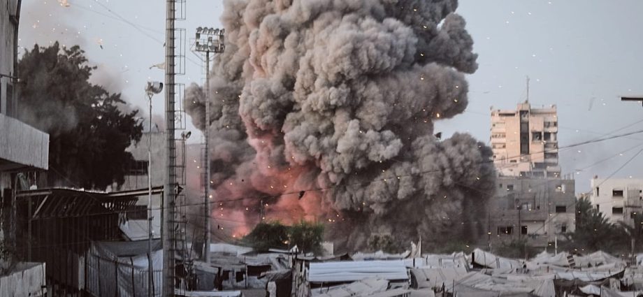 gaza-residents-flee-before-israeli-strike-hits-mosque-area