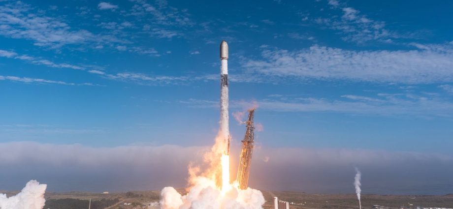 SpaceX launches 24 Starlink satellites to orbit in wake of Starship test flight (video)
