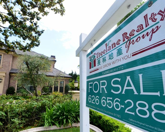foreign-buyers-retreat-from-the-us-housing-market.-the-traitor-takes-credit