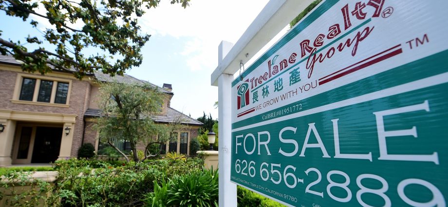 foreign-buyers-retreat-from-the-us-housing-market.-the-traitor-takes-credit