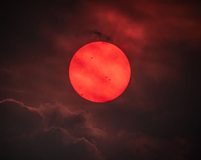 apod:-july-30-–-red-sun-trough-wildfire-smoke