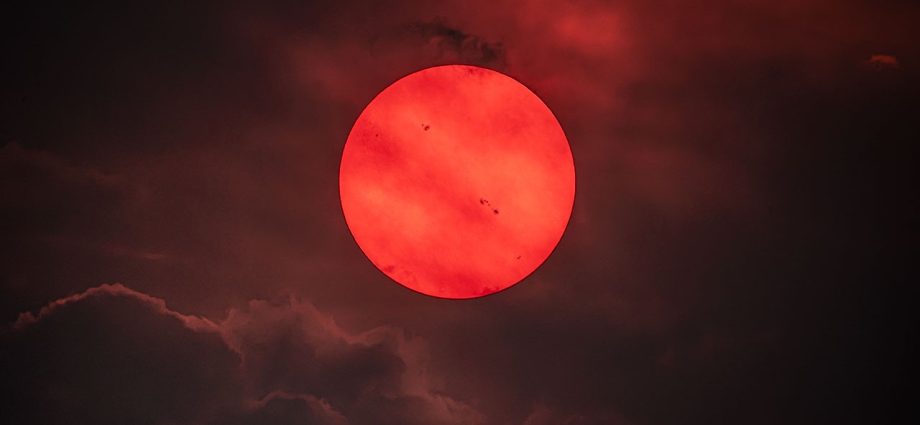 apod:-july-30-–-red-sun-trough-wildfire-smoke