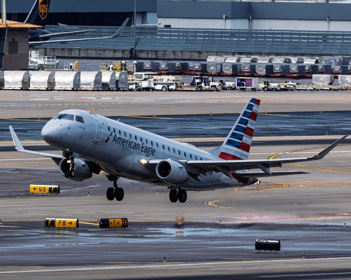 800-feet-apart:-american-airlines-737-&-e175-nearly-collide-at-washington-reagan